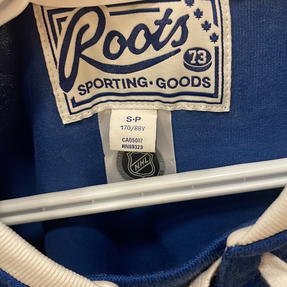 ROOTS Sporting Goods Toronto Maple Leaf Sweater hockey jersey - Picture 2 of 3